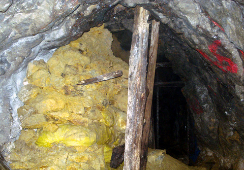 Một vỉa quặng chứa đầy vàng tại mỏ vàng ánh lên màu vàng rực.