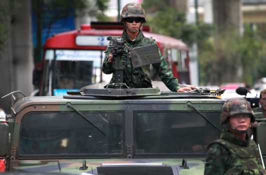 Quân đội và xe thiết giáp trang bị súng được triển khai trên đường phố Bankok đối phó các cuộc biểu tình hôm 1-6. Ảnh: AP