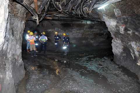 Bên trong hầm lò nơi có nhiều quặng chứa đầy vàng
