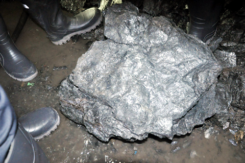 Một cục quặng đá chứa đầy vàng được khai thác trong hầm lò.