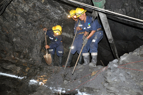 Trong bộ đồ công nhân, PV cùng khai thác quặng vàng dưới hầm sâu