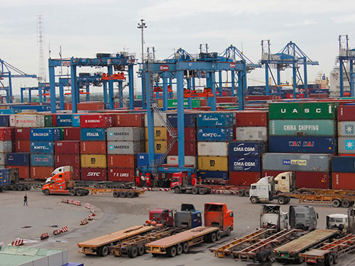 Doanh nghiệp kêu ca về việc tăng quá nhiều loại phí tại cảng Cát Lái  Ảnh: HOÀNG TRIỀU