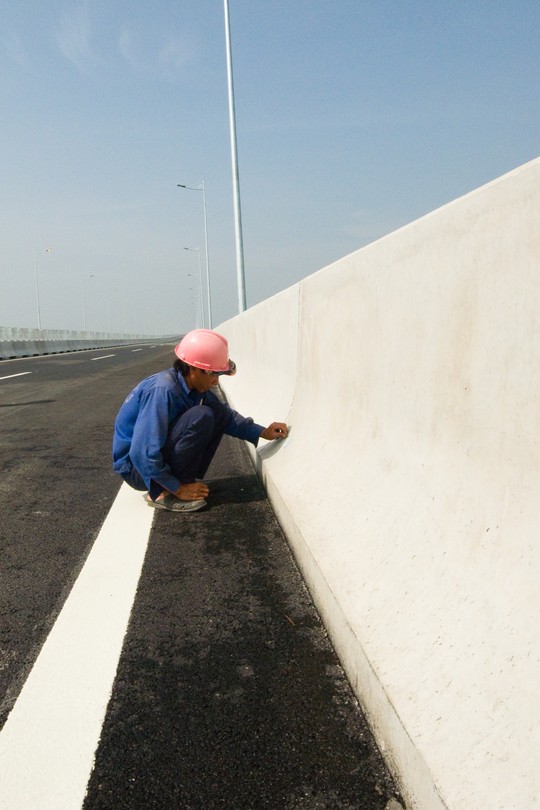  	Công tác xây dựng cơ bản hoàn thành, công nhân chỉ tập trung hoàn thiện về mặt mỹ thuật cho tuyến đường