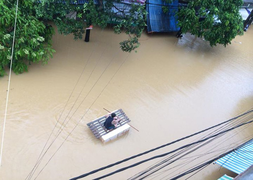 Người dân đã phải di chuyển bằng phao tự chế. ảnh: CTV