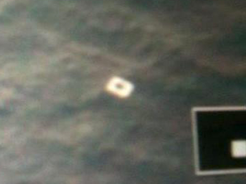 Hình ảnh do lực lượng tìm kiếm trên thủy phi cơ DHC6 chụp cho thấy vật thể có hình dáng như mảnh ô cửa thoát hiểm máy bay