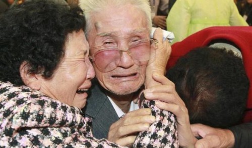Ông Kim Jin-Won ở Triều Tiên khóc khi sắp chia tay người thân ở Hàn Quốc sau cuộc gặp mặt năm 2010. Ảnh: Reuters