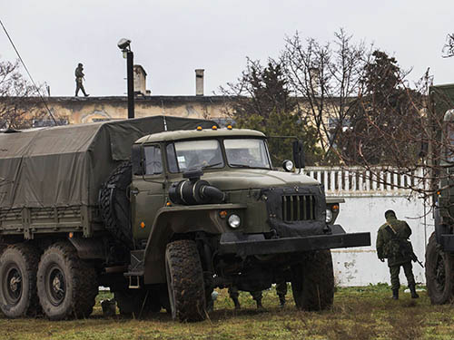 Các tay súng được cho là lính Nga canh gác bên ngoài căn cứ quân sự A3009 của Ukraine tại TP Sevastopol, Crimea ngày 8-3 Ảnh: REUTERS