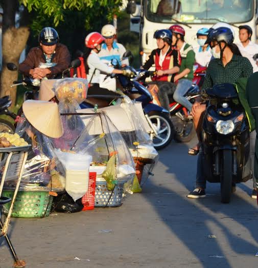 Công nhân lo lắng về thực phẩm bẩn - Ảnh 1.