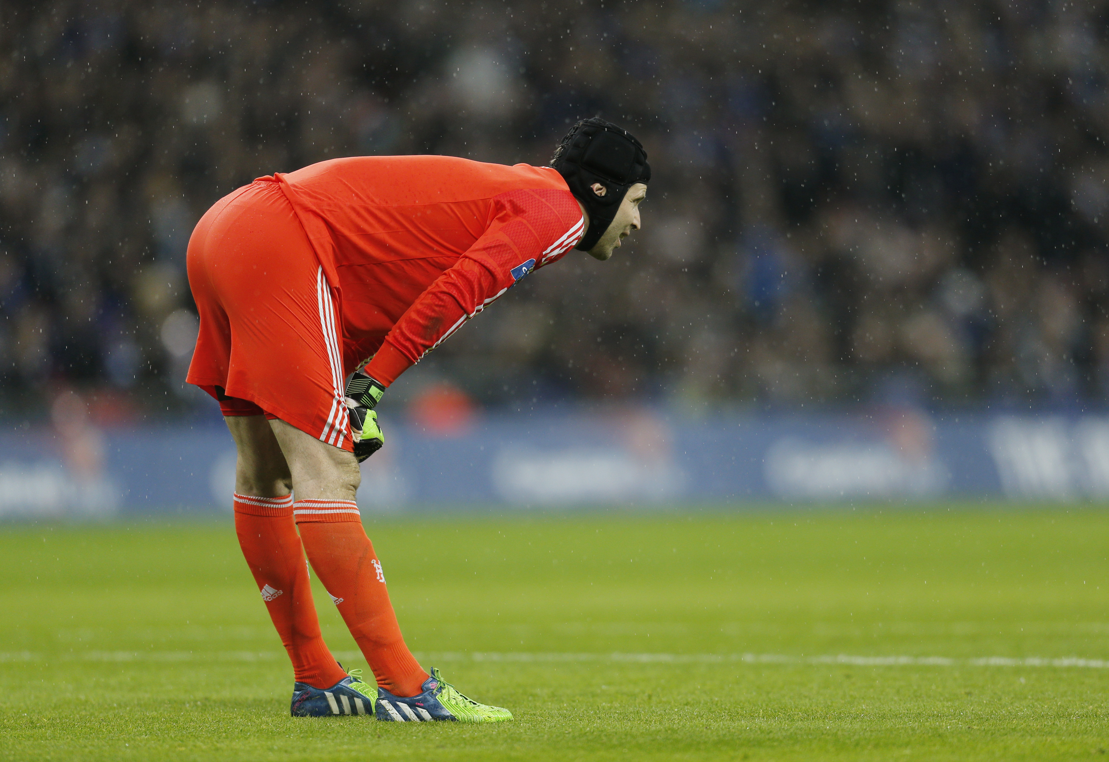 Những vụ va chạm khiến thủ m&ocirc;n chết tr&ecirc;n s&acirc;n - Ảnh 6.