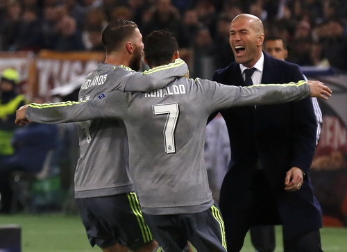 Zidane chuẩn bị nhận trát sa thải, Mourinho thay ghế nóng Real Madrid? - Ảnh 1.