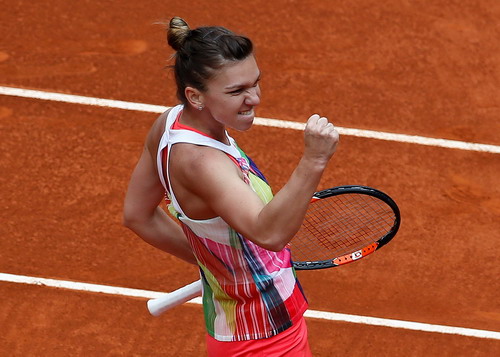 Simona Halep rất mạnh trên mặt sân đất nện