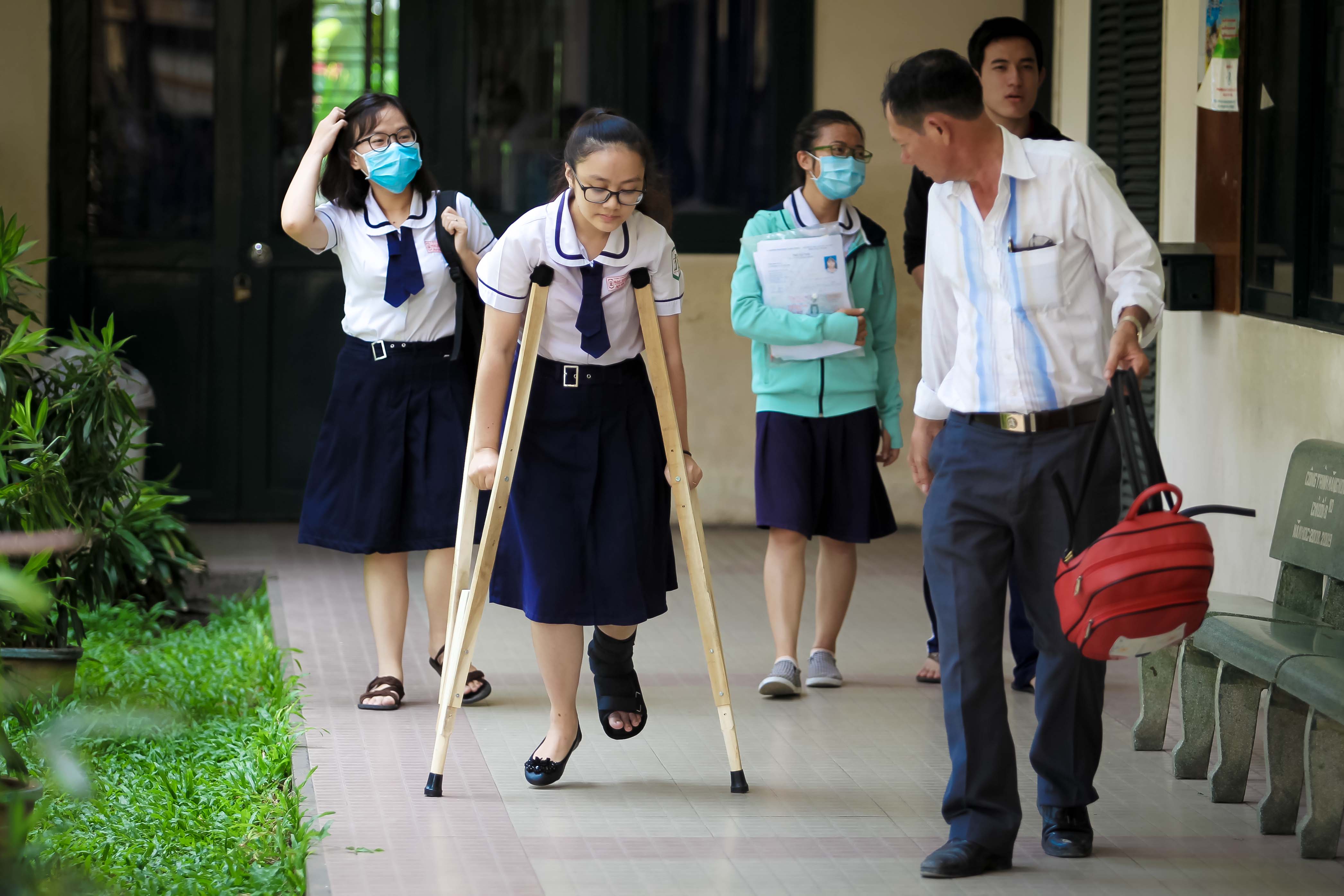 Cảm động hình ảnh người cha đưa con gái đi thi ở thành phố hồ chí minh - Ảnh 3. Cảm động hình ảnh người cha đưa con gái đi thi ở thành phố sài gòn - Ảnh 3.