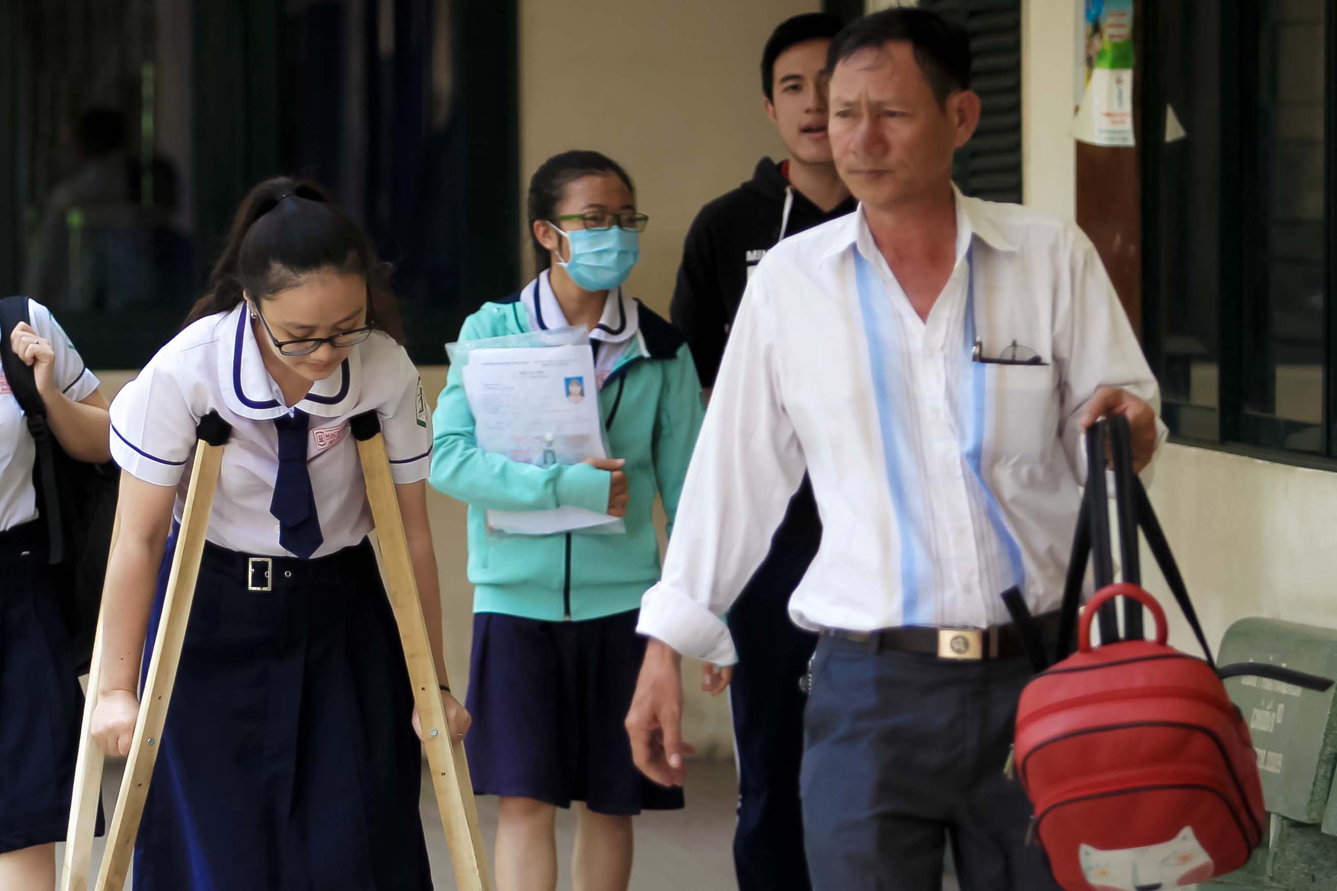 Cảm động hình ảnh người cha đưa con gái đi thi tại tp hcm - Ảnh 4. Cảm động hình ảnh người cha đưa con gái đi thi ở tp. hcm - Ảnh 4.