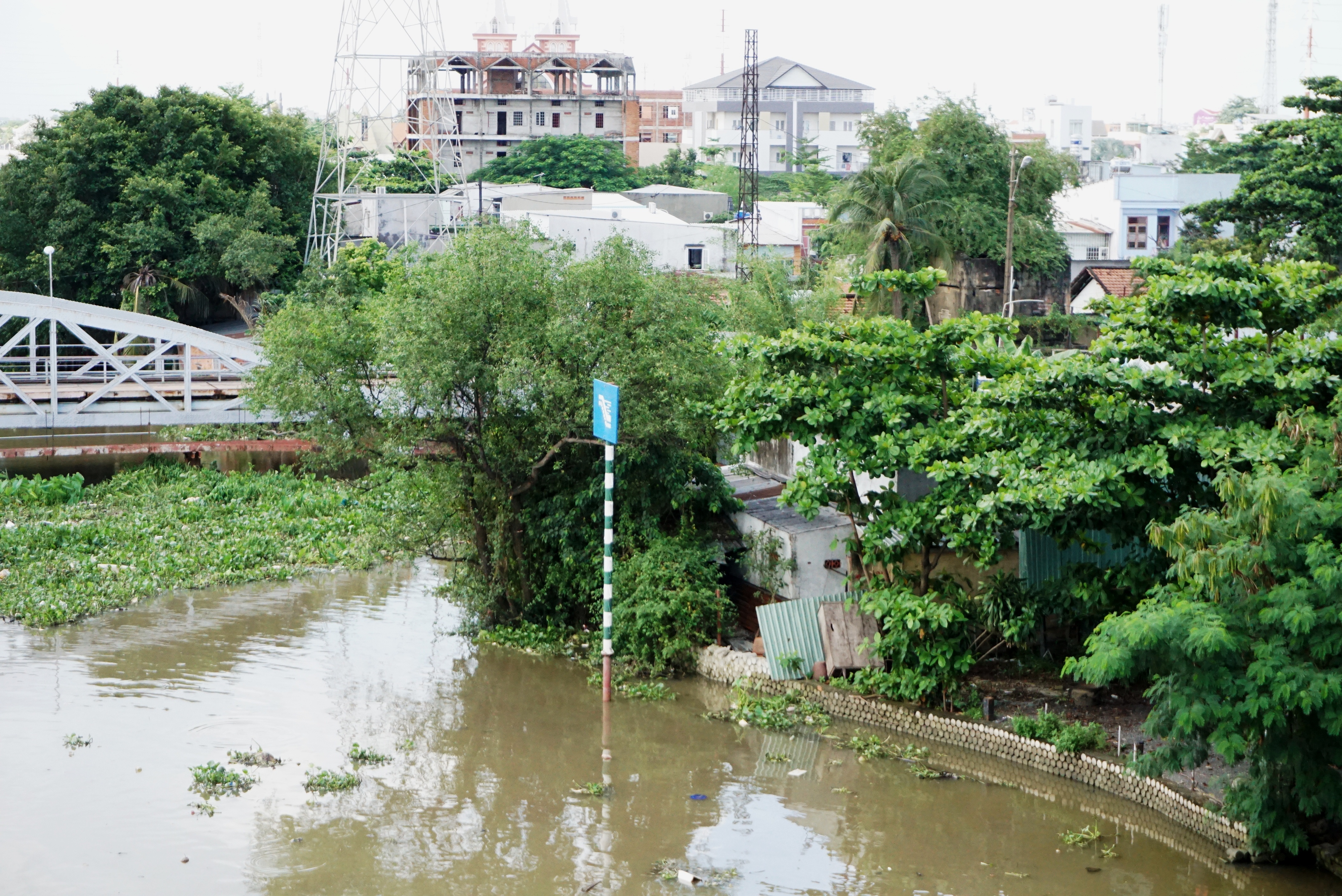 Kinh hãi 27 căn nhà sắp tuột xuống sông Sài Gòn! - Ảnh 2.