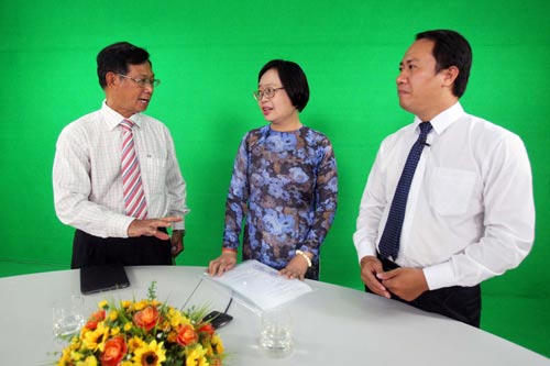  nhiều chuyên gia khách mời bàn bạc ở talk show Ảnh: Hoàng Triều 