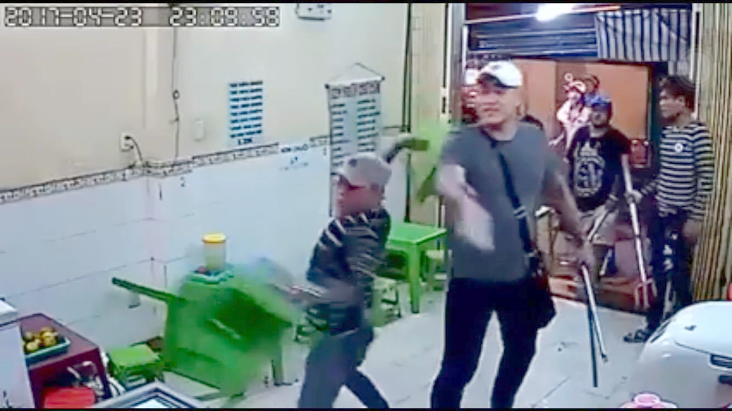 C&ocirc;ng an bắt được nh&oacute;m giang hồ xịt hơi cay, đập qu&aacute;n kem ở S&agrave;i G&ograve;n - Ảnh 3.