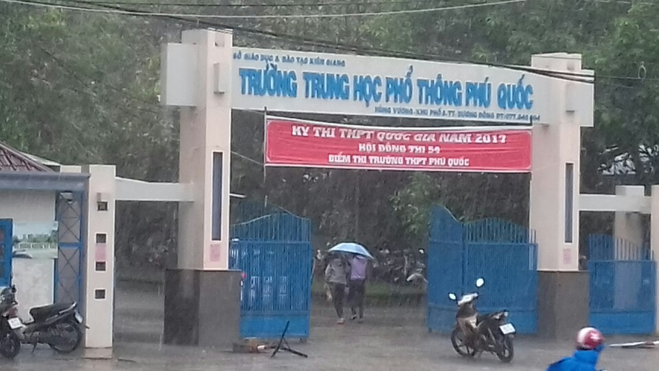Hàng trăm TS tại đảo Phú Quốc đội mưa đi thi - Ảnh 1. Hàng trăm TS tại đảo Phú Quốc đội mưa đi thi - Ảnh 1.