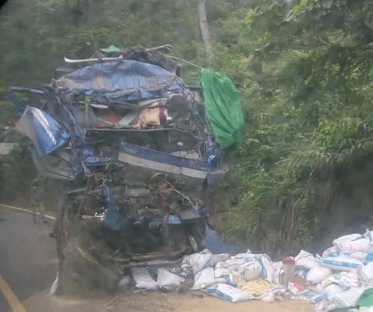 2 người trong xe tải lao vào vách núi tử vong, người nhảy ra bị thương - Ảnh 1.