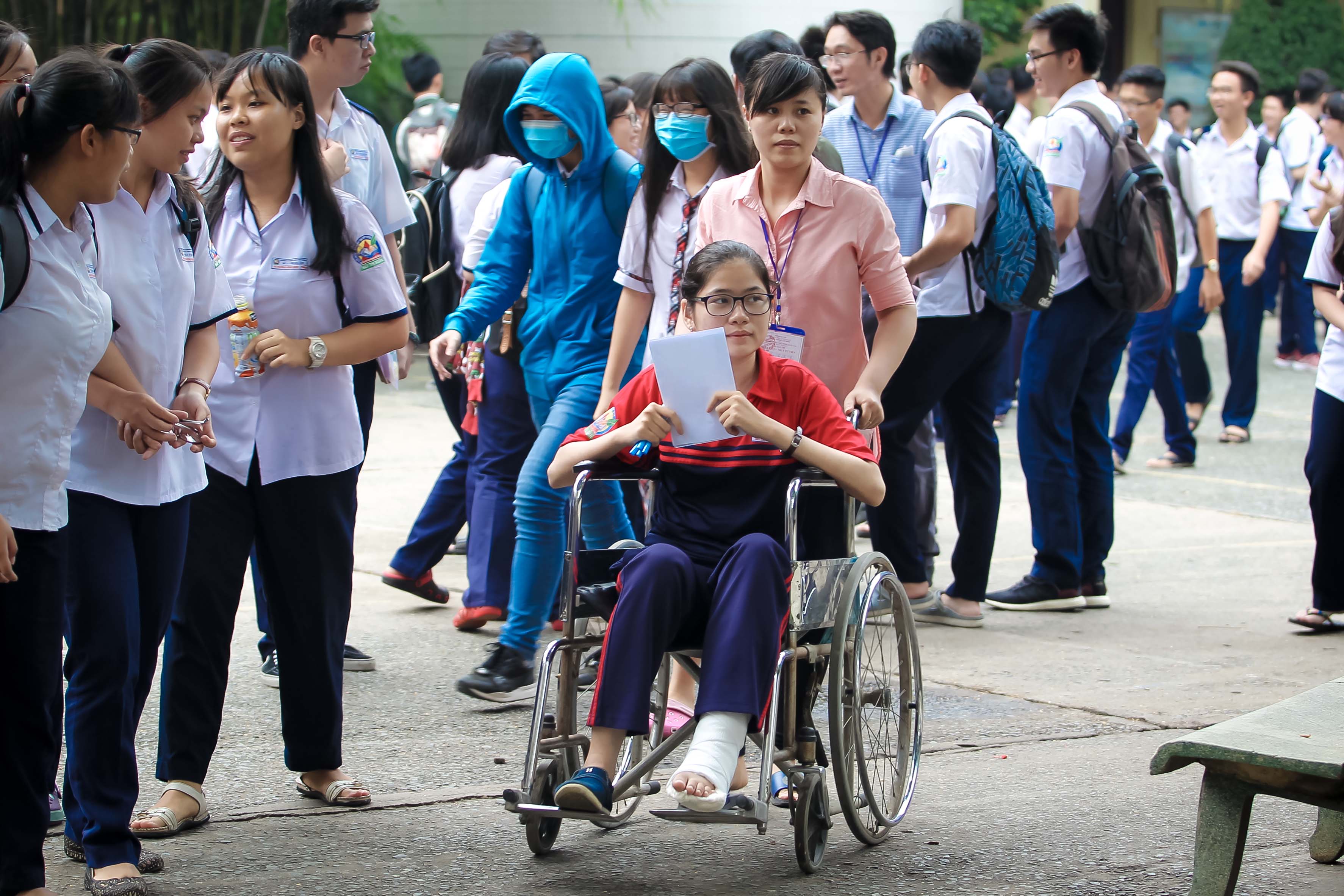 Hai sĩ tử bị tai nạn tuy vậy vẫn quyết chí thi THPT Quốc gia - Ảnh 1. Hai thí sinh bị tai nạn tuy nhiên vẫn tìm mọi cách thi THPT Quốc gia - Ảnh 1.