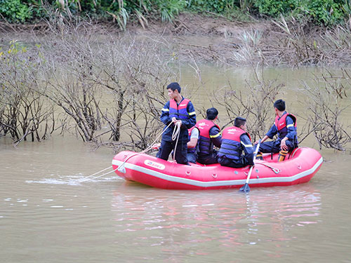 Chìm xuồng trên sông Krông Nô: 1 người chết, 4 người mất tích - Ảnh 2.