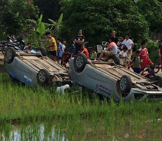 Cùng bạn trai đến đập phá nhà chồng cũ, 2 ô tô bị lật ngửa - Ảnh 1.