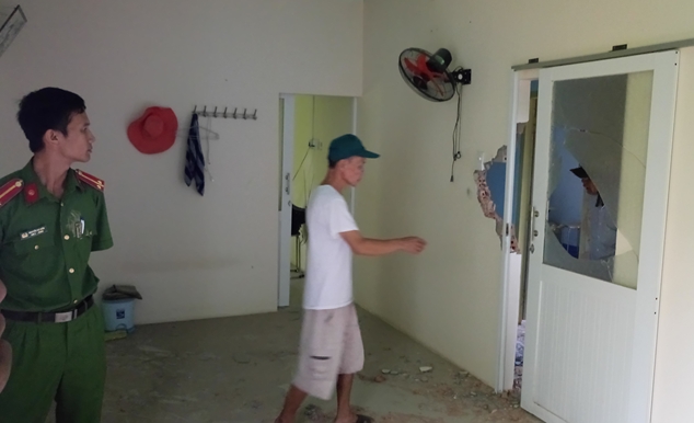 Sau loạt tiếng nổ khi máy bay bay ngang, nhiều nhà dân bị hỏng nặng - Ảnh 1. Sau loạt tiếng nổ khi máy bay bay ngang, nhiều nhà dân bị hỏng nặng - Ảnh 1.