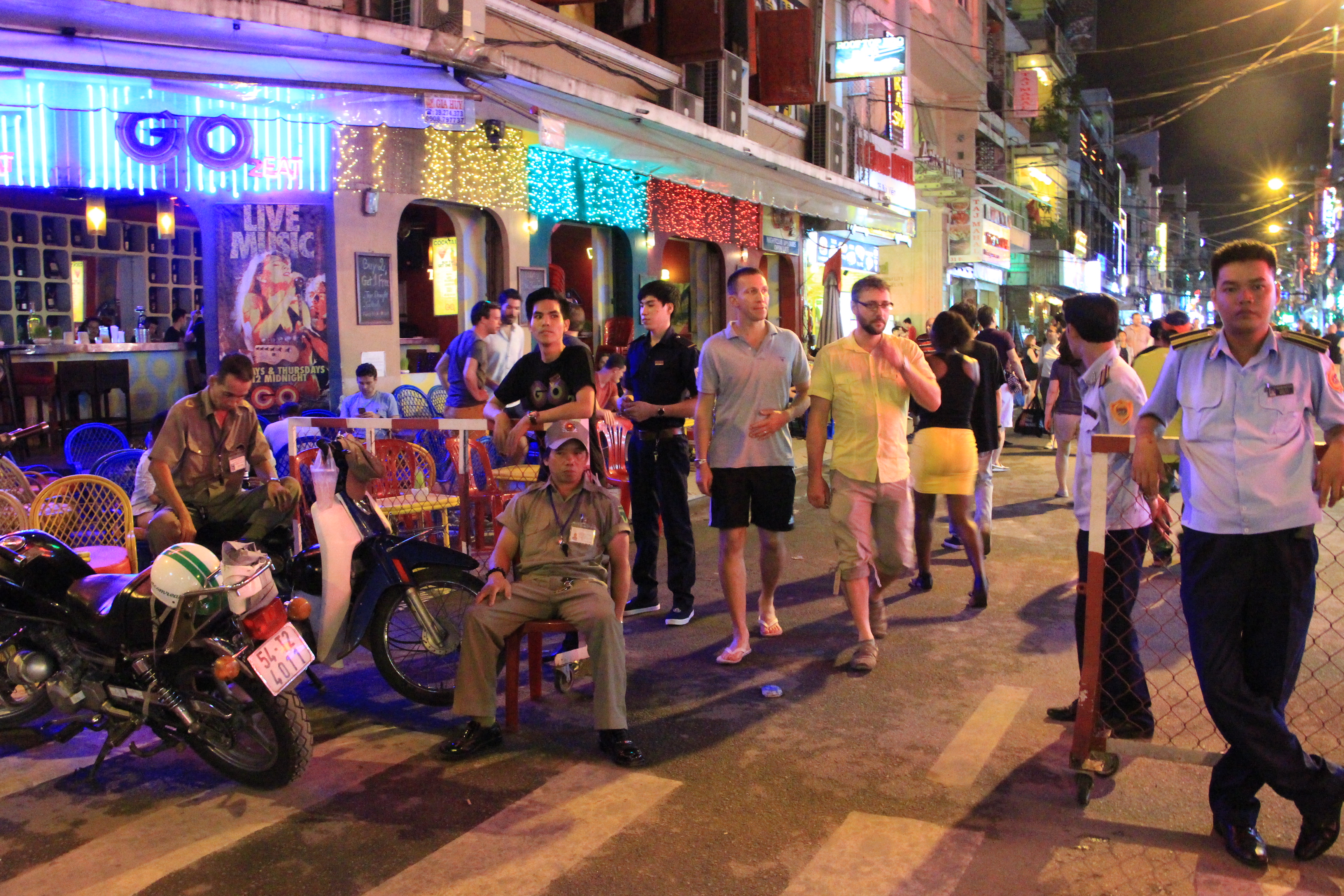 Giữ xe chặt chém ở phố đi bộ Bùi Viện - Ảnh 1. Giữ xe chặt chém ở phố đi bộ Bùi Viện - Ảnh 1.