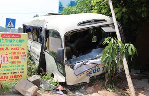 Xe tải va chạm xe khách tại Tam Đảo, 21 người bị thương - Ảnh 1.