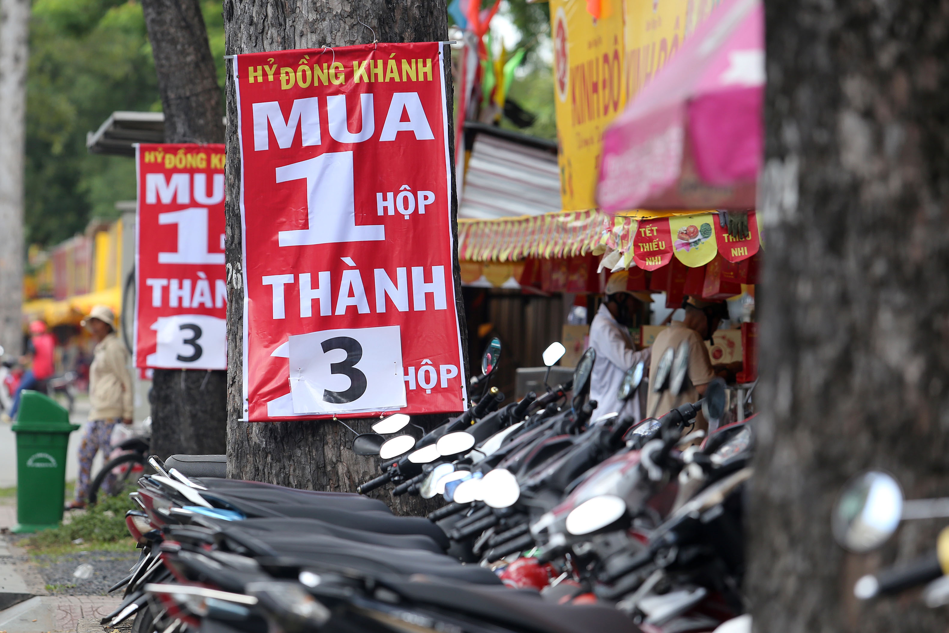 Thực hư bánh trung thu mua 1 tặng 3, 4 - Ảnh 1.