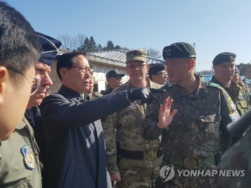 Bộ trưởng Quốc phòng Hàn Quốc đến tận biên giới, cảnh báo Triều Tiên - Ảnh 1.