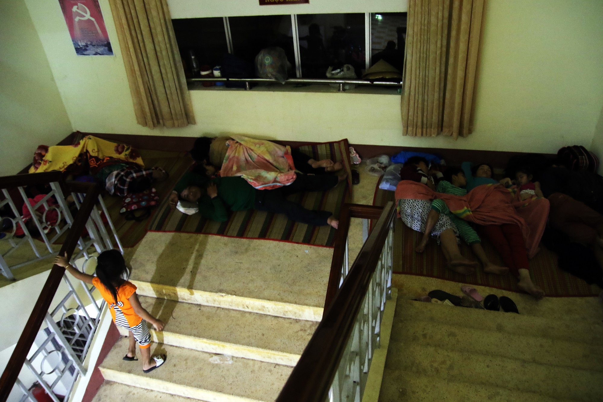Người dân Cà Mau nín thở chờ bão số 16 (Tembin) qua nhanh - Ảnh 11.