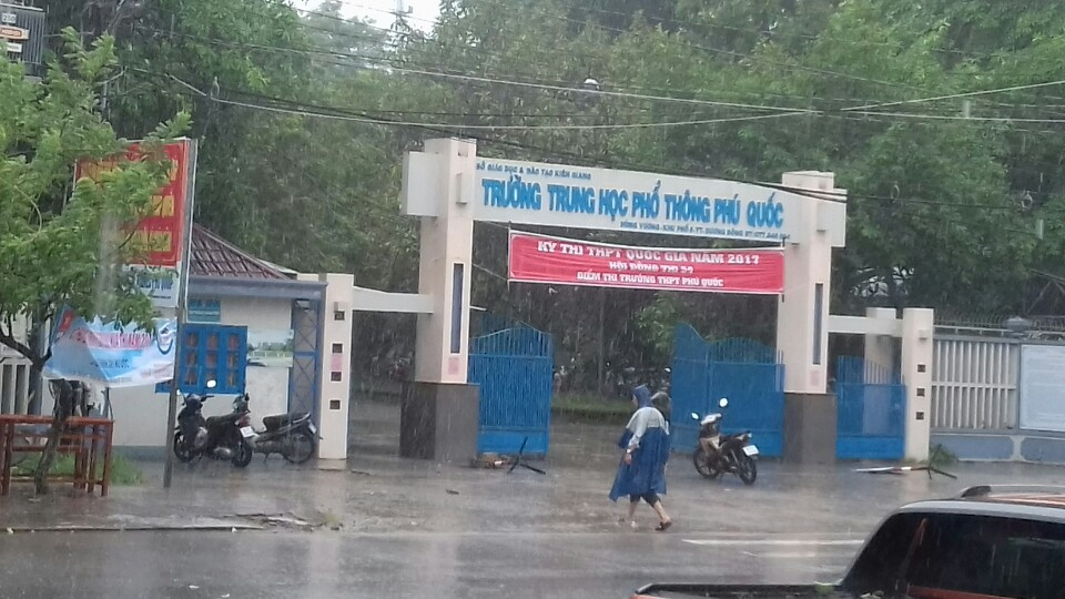Hàng trăm TS ở đảo Phú Quốc đội mưa đi thi - Ảnh 2. Hàng trăm TS tại đảo Phú Quốc đội mưa đi thi - Ảnh 2.