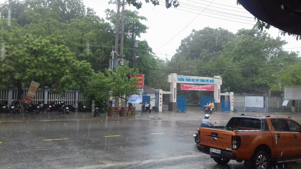 Hàng trăm TS ở đảo Phú Quốc đội mưa đi thi - Ảnh 4. Hàng trăm TS tại đảo Phú Quốc đội mưa đi thi - Ảnh 4.