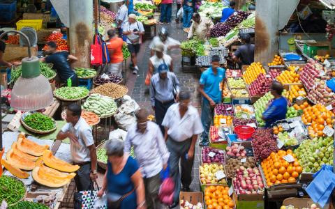 Port Louis, Mauritius: Ẩm thực của Mauritius là sự hoà trộn của Pháp, Ấn Độ, Trung Quốc và Anh. Món nổi tiếng ở đây là bol renverse, cơm với thịt heo, gà hoặc cá, rau, một quả trứng ốp và dầu hào.