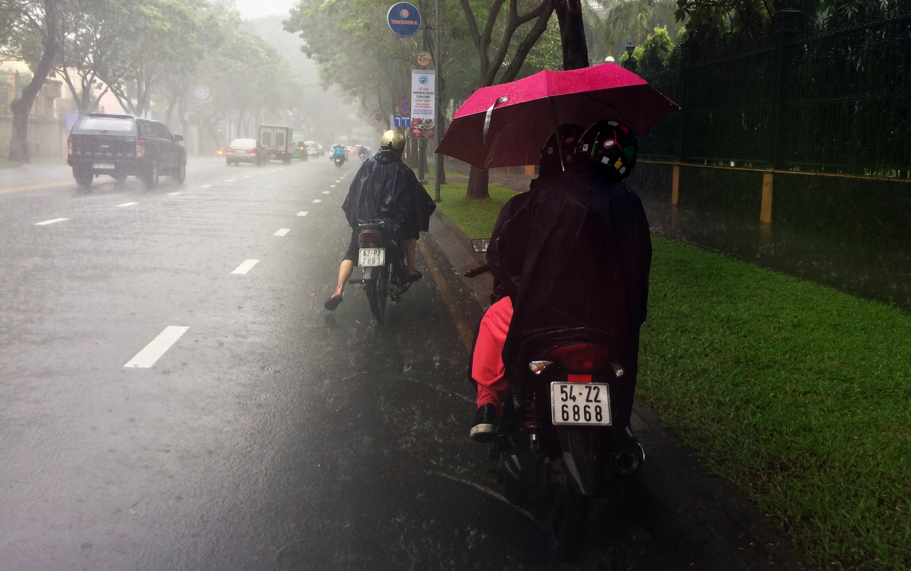 Người Sài Gòn khốn đốn trong cơn mưa đầu tuần - Ảnh 3.