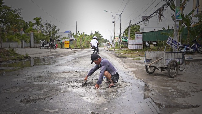 Xem xét khen thưởng “Người đàn ông tật nguyền quái gở” - Ảnh 3.