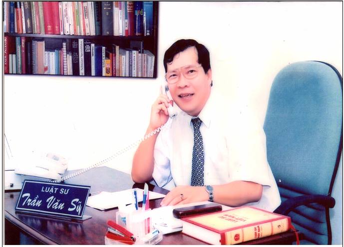 C&ocirc;ng chức kh&ocirc;ng được mặc quần jeans: C&oacute; n&ecirc;n qu&aacute; cứng nhắc? - Ảnh 2.