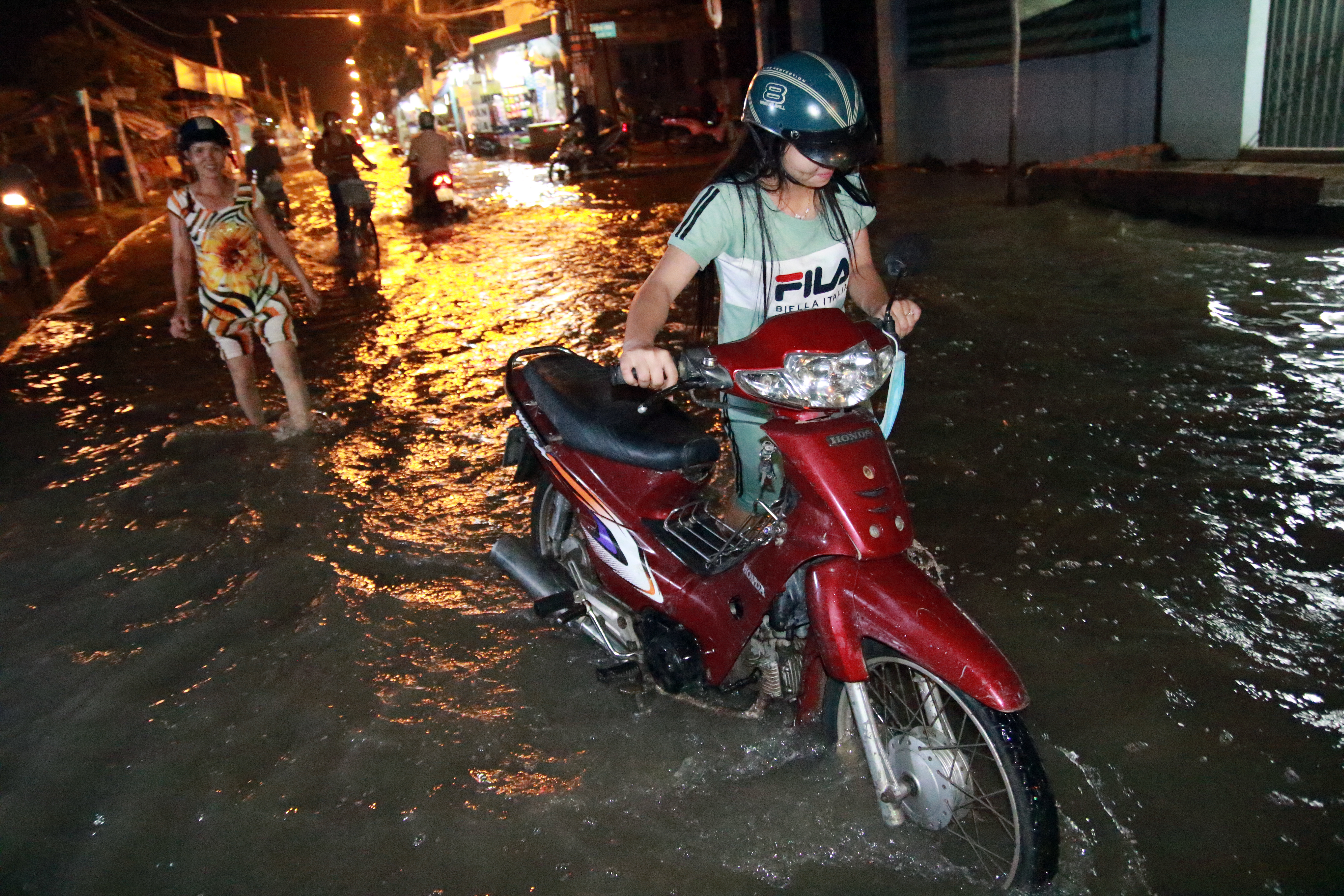 Sài Gòn hụp lặn trong nước ngập đêm đầu tuần - Ảnh 19.