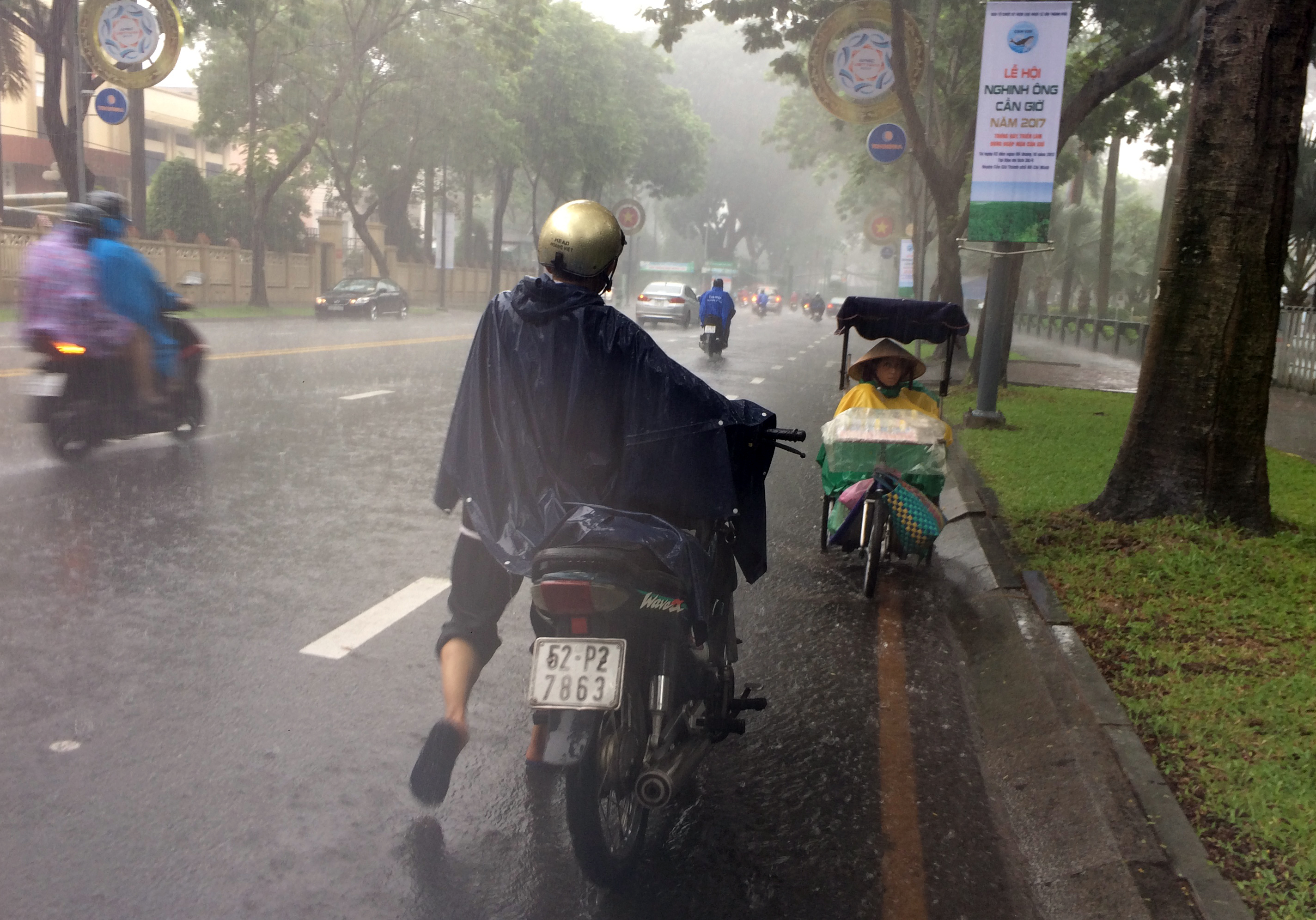 Người Sài Gòn khốn đốn trong cơn mưa đầu tuần - Ảnh 4.
