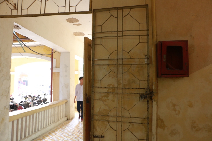 Bên trong ngôi nơi học tập sinh phải đội mũ bảo hiểm ngồi học - Ảnh 15. Bên trong ngôi nơi học tập sinh phải đội mũ bảo hiểm ngồi học - Ảnh 15.