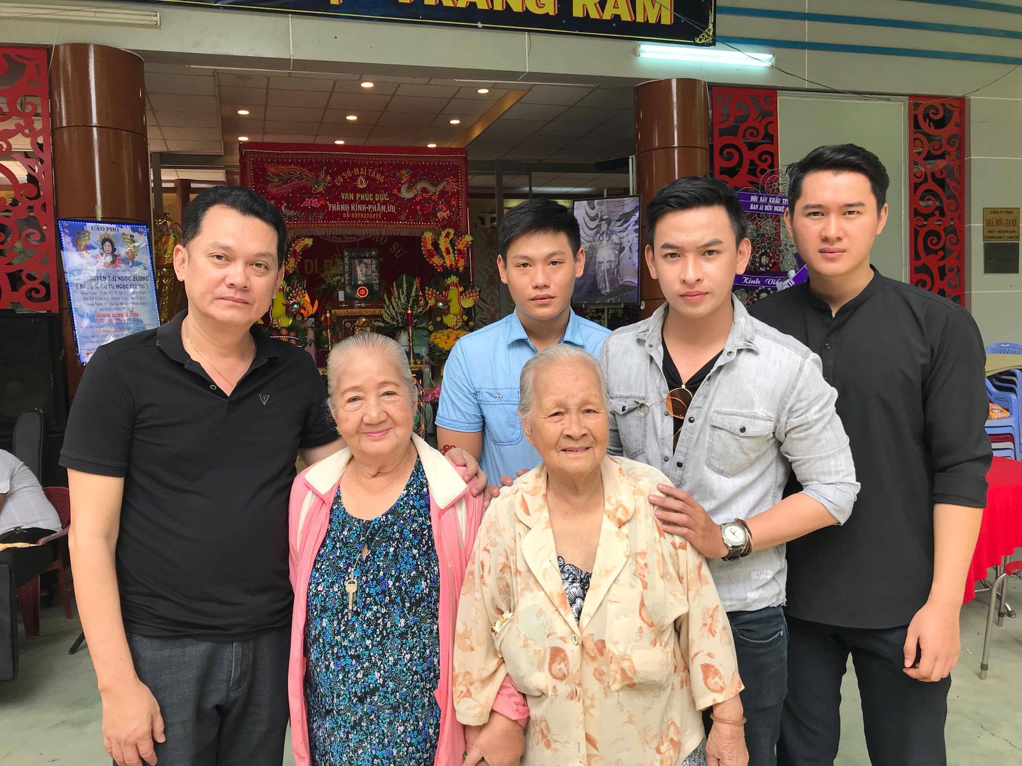 Đông nghệ sĩ đưa tiễn NSƯT Ngọc Hương về nơi an nghỉ cuối cùng - Ảnh 8. Đông nghệ sĩ đưa tiễn NSƯT Ngọc Hương về nơi an nghỉ cuối cùng - Ảnh 8.