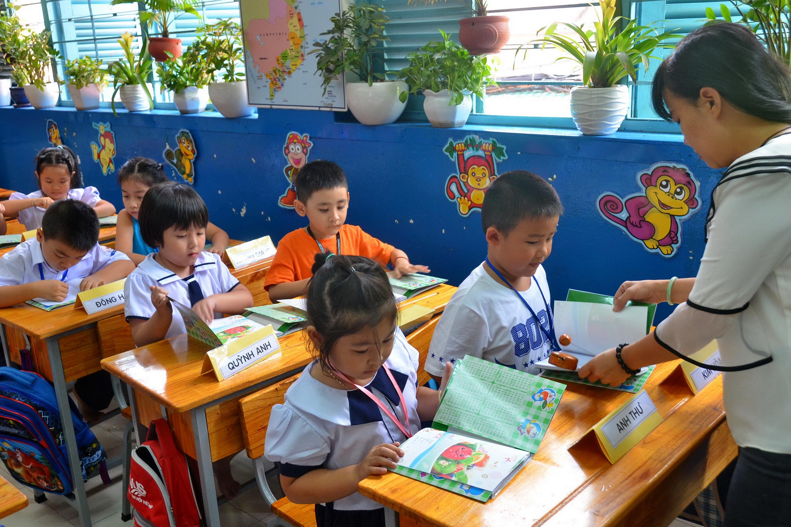 Học sinh tp sài gòn chuẩn bị sách vở để bắt đề bài học Ảnh: TẤN THẠNH