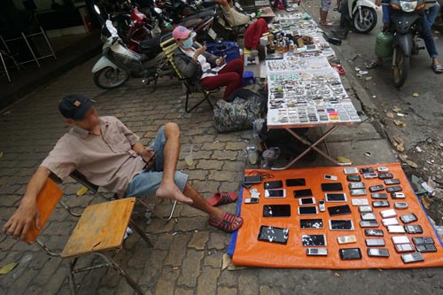 Mối nguy từ smartphone xách tay - Ảnh 1. Mối nguy từ smartphone xách tay - Ảnh 1.