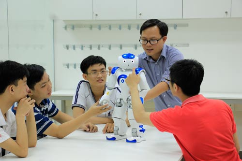 Học viên làm quen với robot