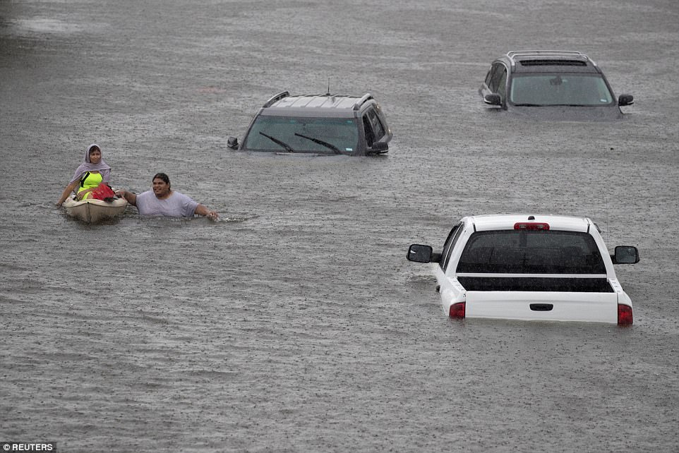 Mỹ xả đập cứu lũ cho Houston - Ảnh 4.