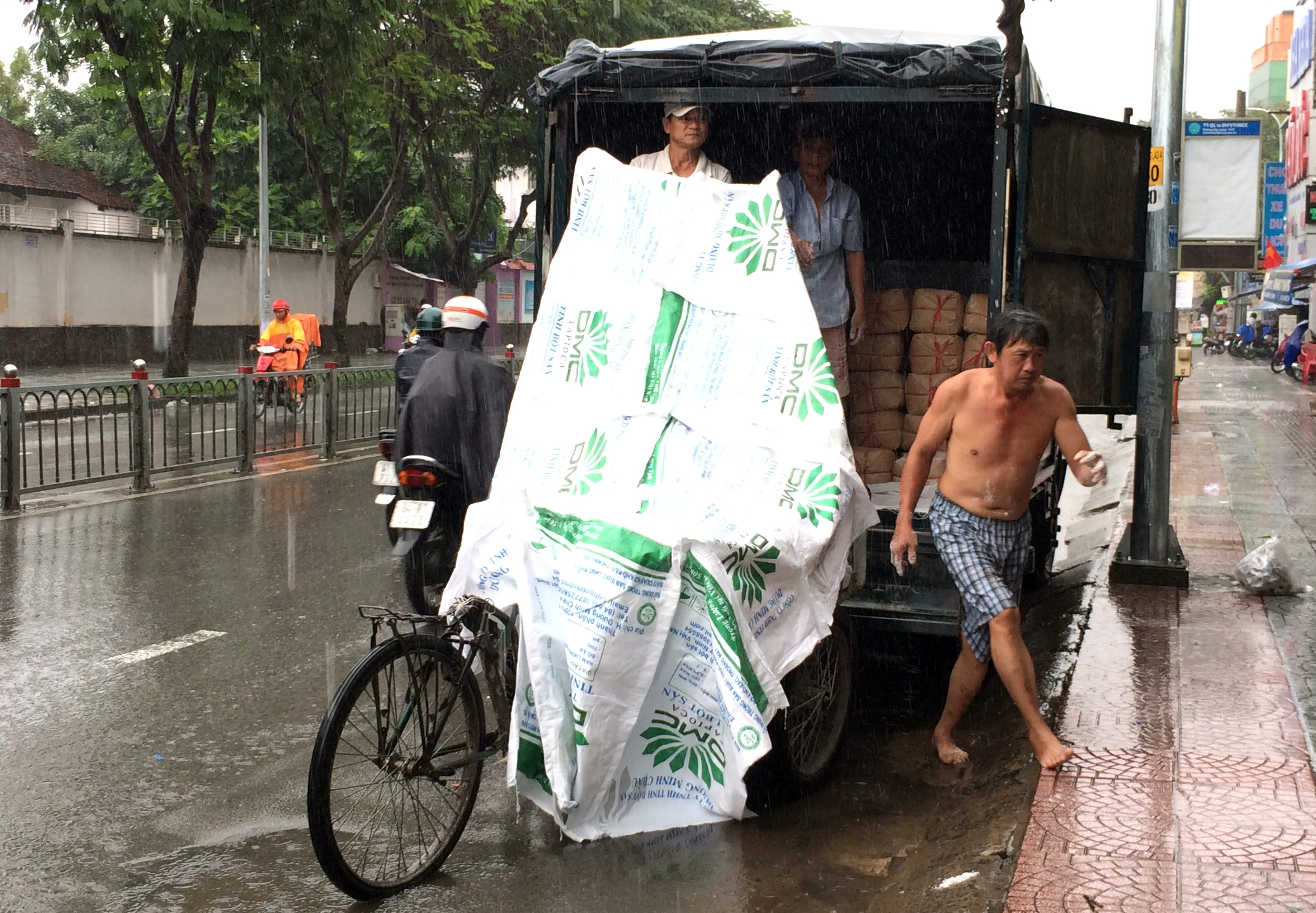 Người Sài Gòn khốn đốn trong cơn mưa đầu tuần - Ảnh 10.