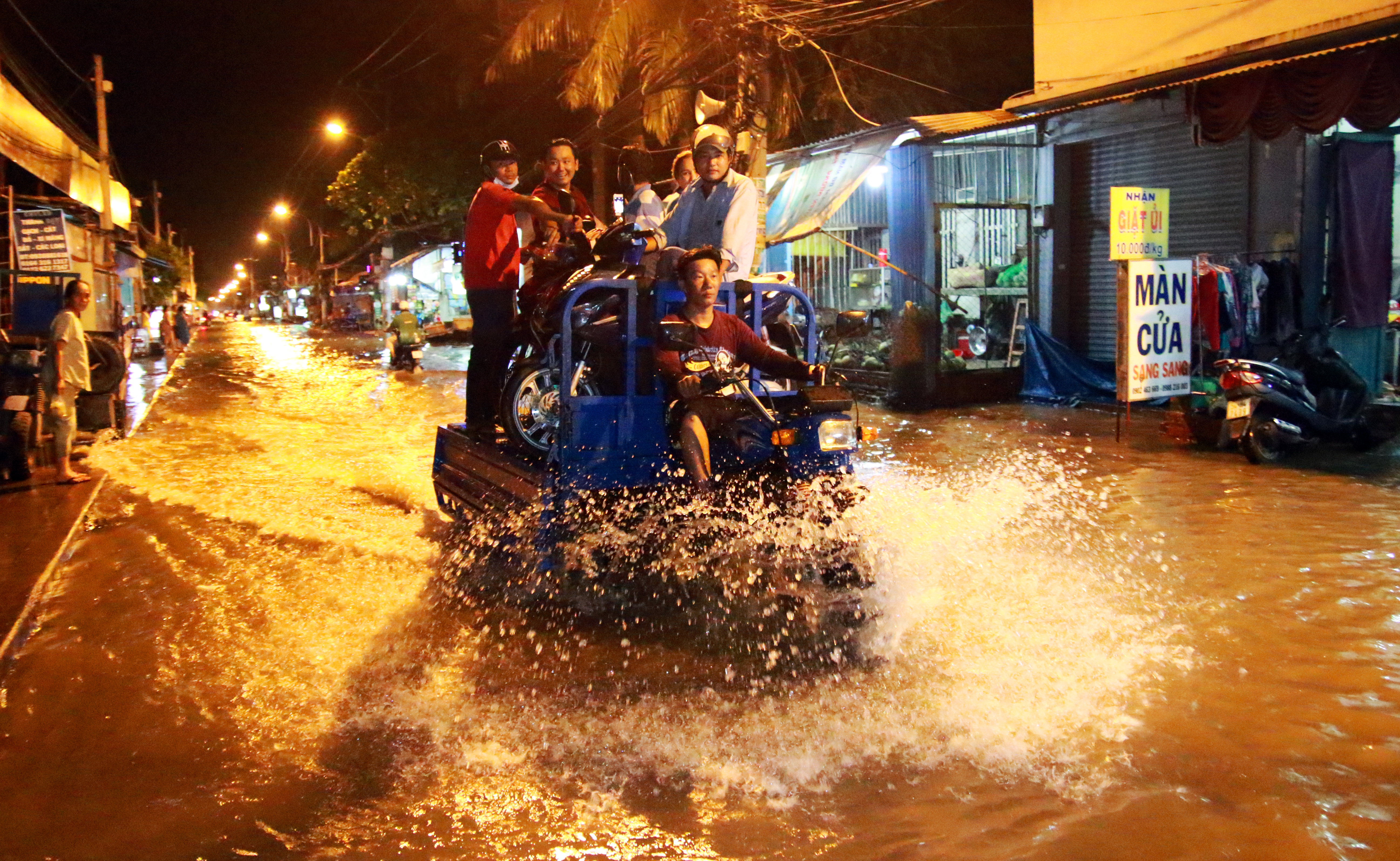 Sài Gòn hụp lặn trong nước ngập đêm đầu tuần - Ảnh 14.