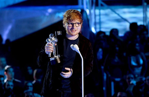 Ed Sheeran - nghệ sĩ đầu tiên nhận giải Moon Person MTV VMAs 2017 - Ảnh 1.