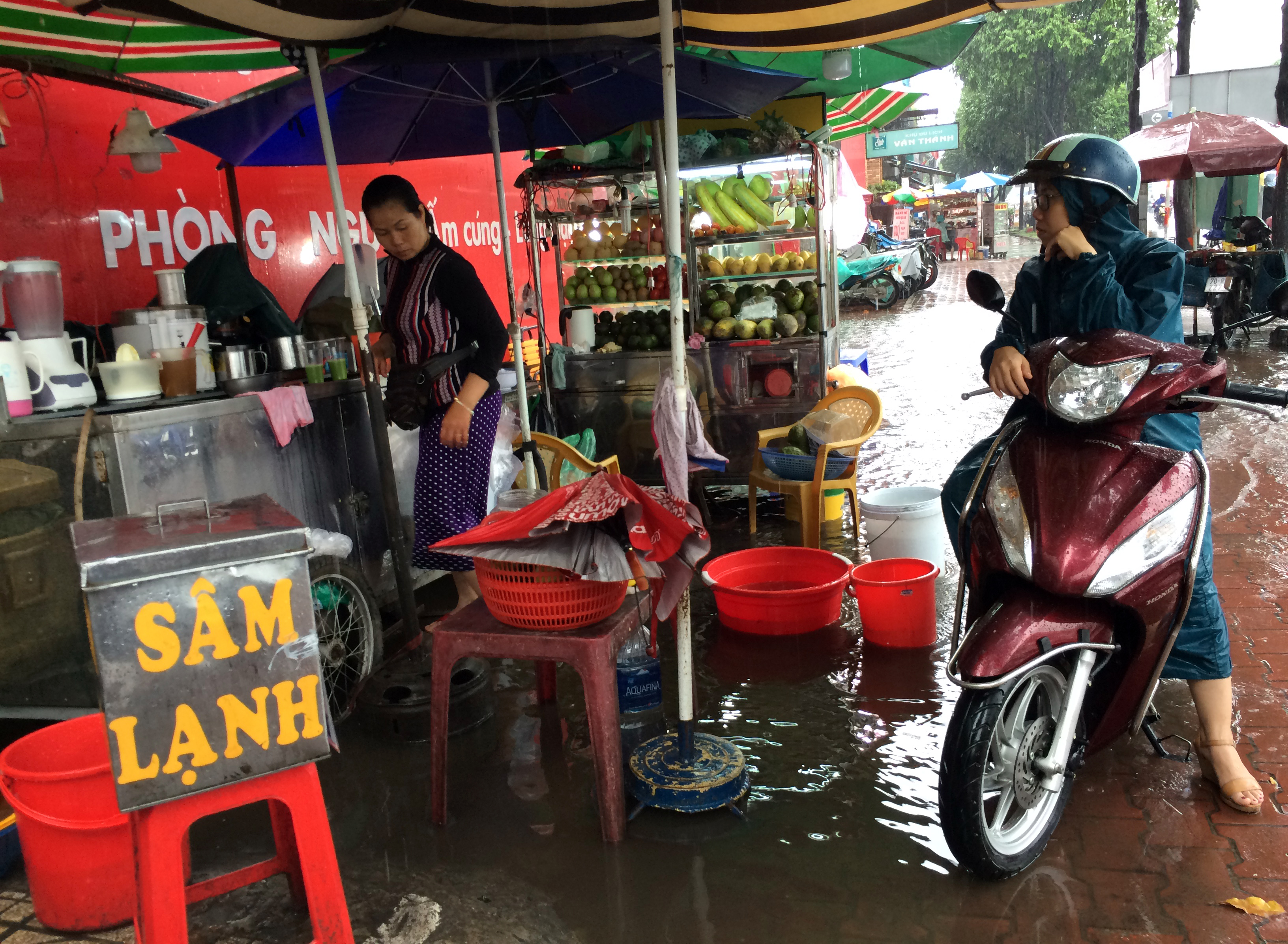 Người Sài Gòn khốn đốn trong cơn mưa đầu tuần - Ảnh 11.