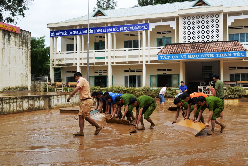 Quảng Ngãi: Nhiều nơi tan hoang sau trận lũ kỳ lạ - Ảnh 10.